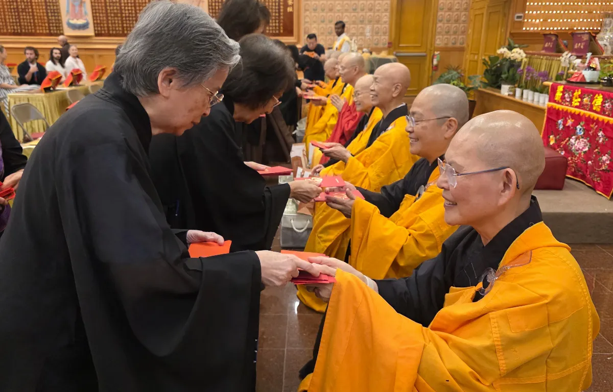 Xiangyun Temple Holds Offering Ceremony for Monastics, Making the Lianghuang Dharma Assembly Even More Auspicious